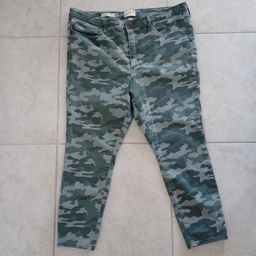 Universal Thread- Skinny Crop Camouflage Green and Gray Jeans
